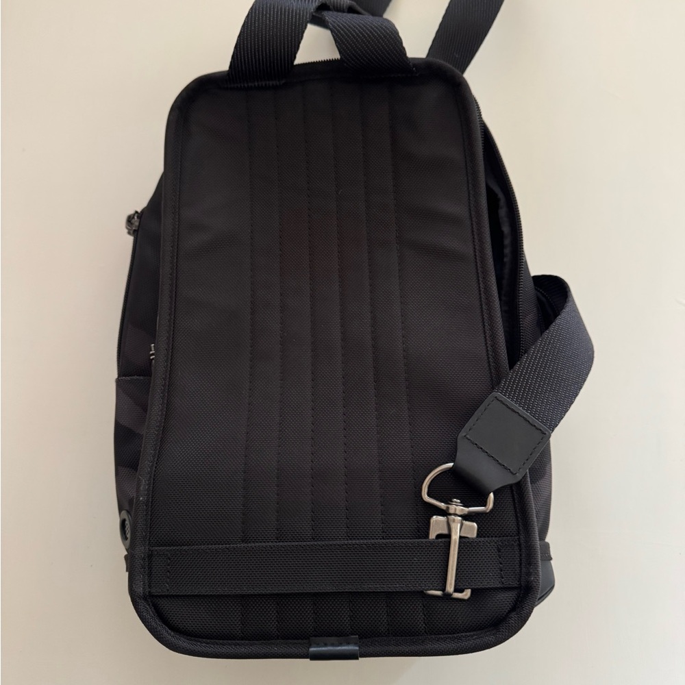 TUMI Black Men's Higgins backpack/crossbody โญ๏ธ๐โ๏ธ๐ฅ - Picture 2 of 4